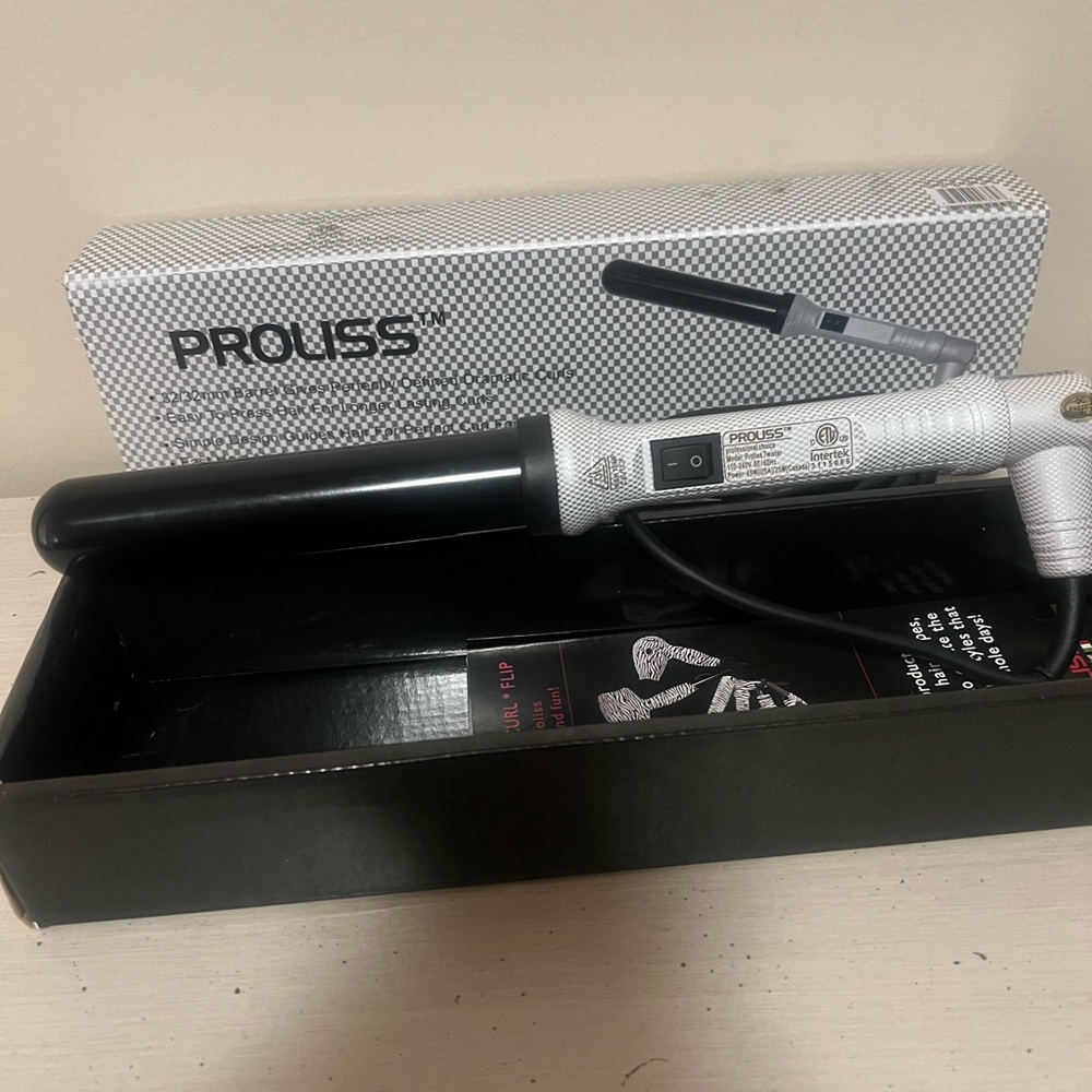 32/32mm Barrel Black And White Proliss curling Iron in excellent condition.